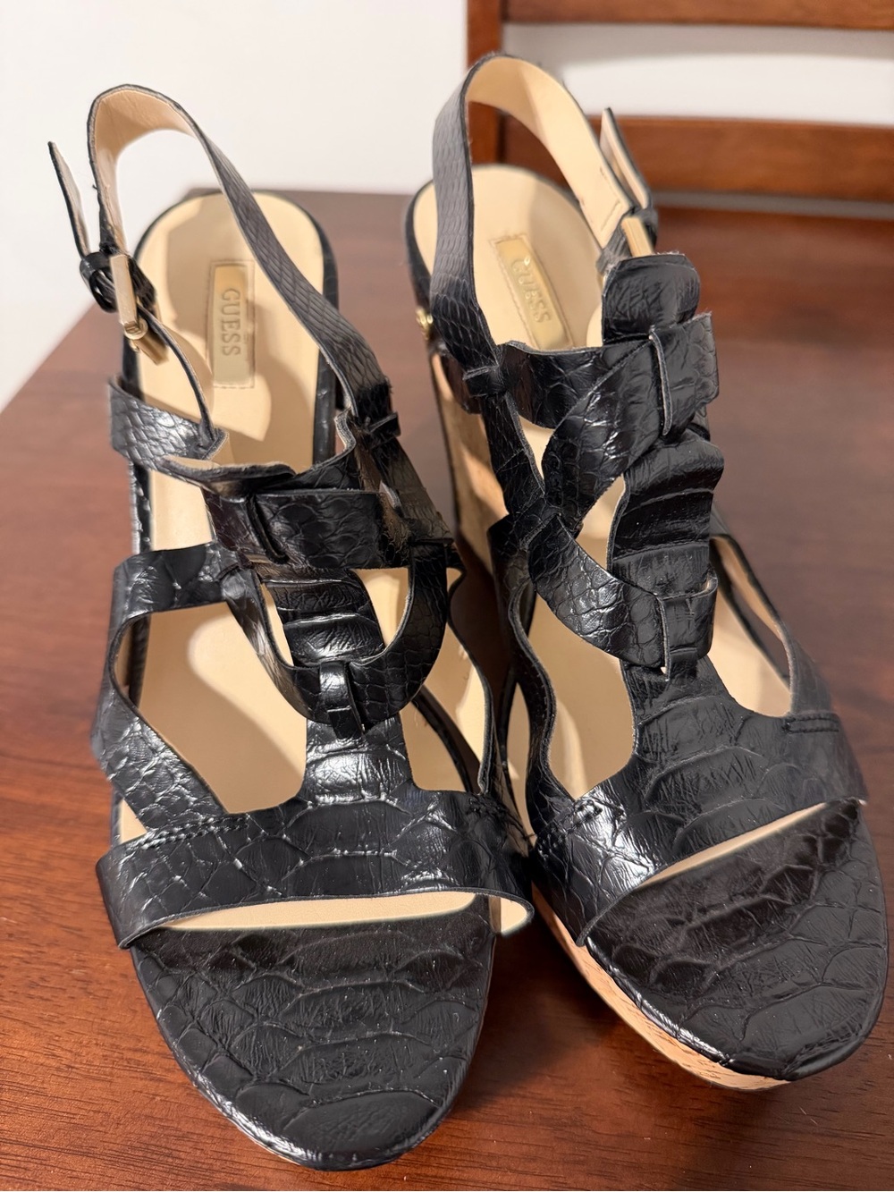 GUESS Black Croc Pattern Strappy Wedge Sandals Ankle Strap Buckle Womens 10